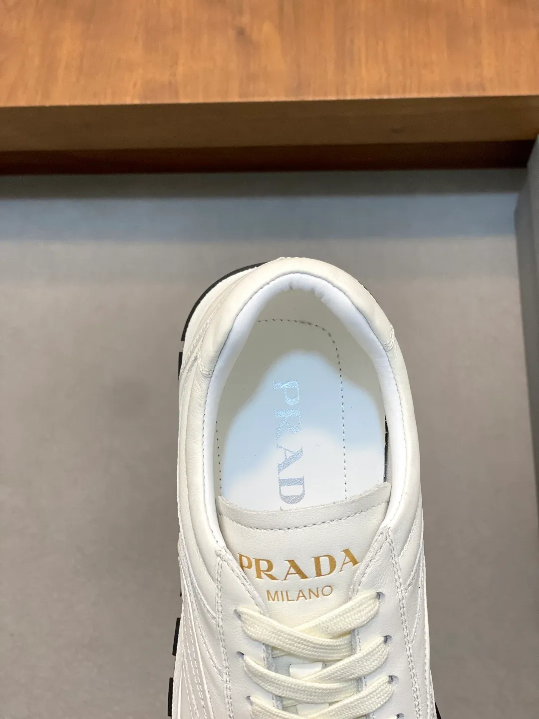 Men's shoes 💰740 Prada men's new lace-up sports and casual shoes. This upper is made of imported calfskin stitching. The tongue is P's classic bronzing lougou. The lining is made of calfskin for the feet. The outsole is made of non-slip sports exclusive rubber outsole with logo. It feels good on the foot. It is fashionable and fashionable. It has a standard sports version and looks very good on the foot! Comes with original box and dust bag! L leather shoe size: 39/40/41/42/43/44 original box packaging + dust bag